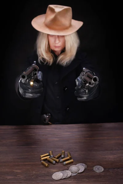 Vilda Västern Blond Flicka Skytte Från Revolver Pistol Vid Bordet — Stockfoto