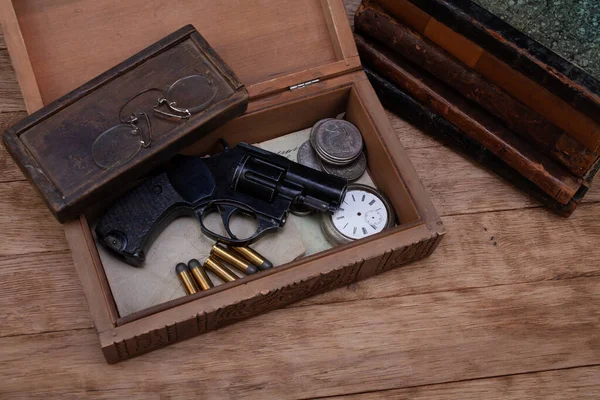 文字のための木製の箱に弾薬と古いレトロなヴィンテージの回転銃 — ストック写真