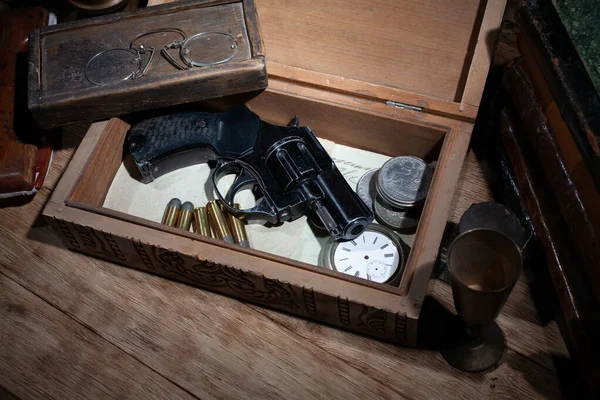 Old Retro Vintage Revolver Gun Ammunitions Wooden Box Letters — Stock Photo, Image