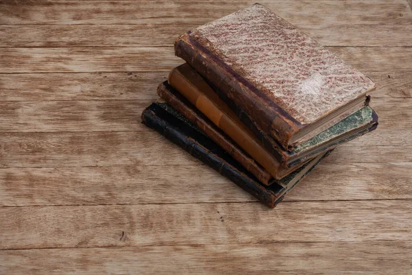 Alte Alte Bücher Auf Holztisch — Stockfoto