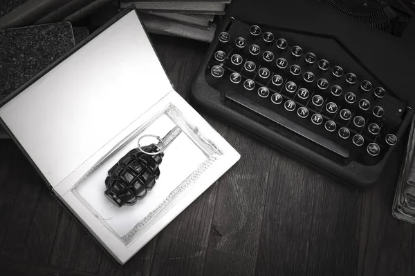 Μαύρη Χειροβομβίδα Κρυμμένη Ένα Βιβλίο — Φωτογραφία Αρχείου