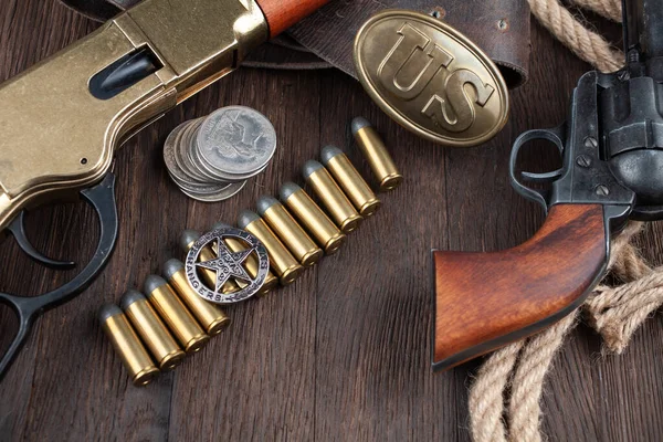 Vadnyugati Fegyverek Lőszerek Texas Rangers Csillag Jelvény Ezüst Dollárral Asztalon Stock Kép