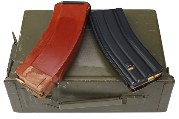 M16 Ak47 Magazins Munizioni Verdi Possono Isolato Sfondo Bianco — Foto Stock