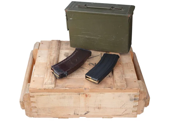 Magazins M16 Ak47 Sur Coffret Munitions Bois Isolé Sur Fond — Photo