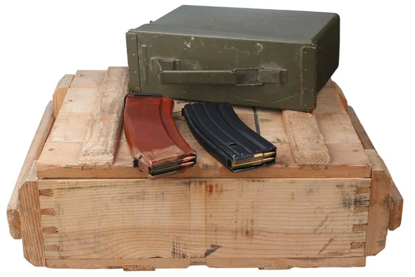 M16 Und Ak47 Magazine Auf Hölzernem Armee Munitionskasten Isoliert Auf — Stockfoto