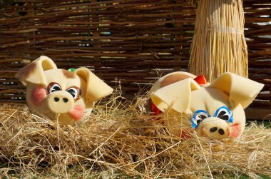 Domuzlar oyuncaklar saman üzerinde köpük