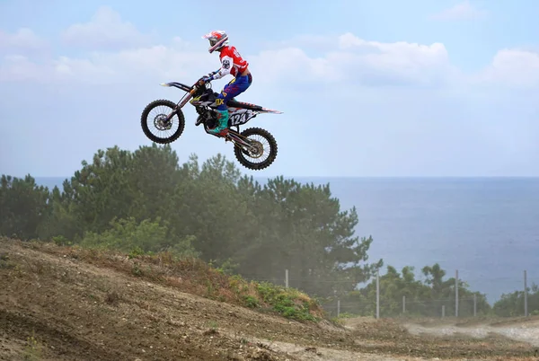 Motociclista in volo contro il mare — Foto Stock