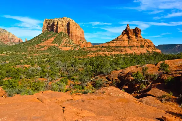 Butte будівлі суду і Белл рок розглянений з Vista Явапай — стокове фото