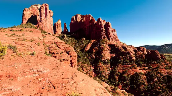 Cathedral Rock Western Side viewed from a hidden cliff — Stock Photo, Image