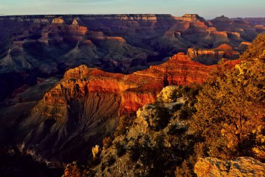 Günbatımı Grand Canyon kayalıklarla