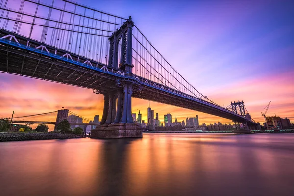 曼哈顿桥在东河边 — 图库照片