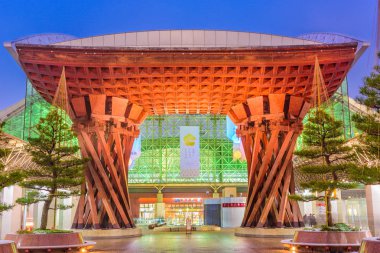 Kanazawa istasyonu kapısı