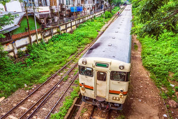 Yangon Myanmar içinde tren — Stok fotoğraf