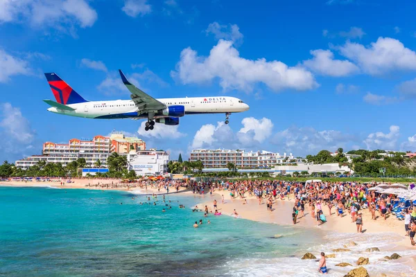 Maho Beach in St. Maarten — Stockfoto