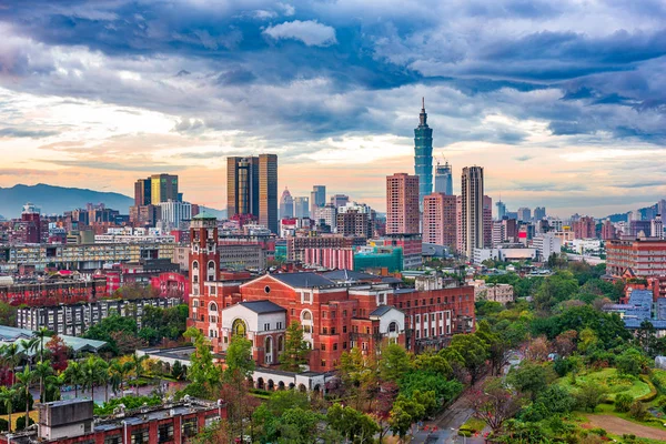 台北のスカイラインと大学 — ストック写真