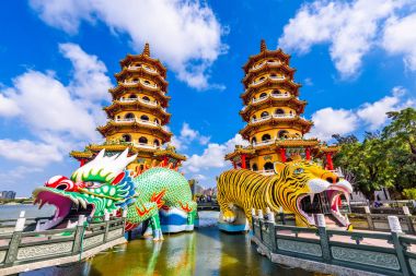 Kaohsiung Lotus gölet ve pagodadan