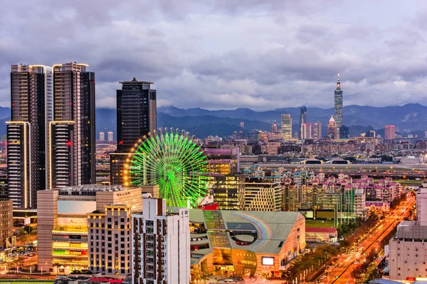 Taipei, Taiwán Paisaje urbano — Foto de Stock