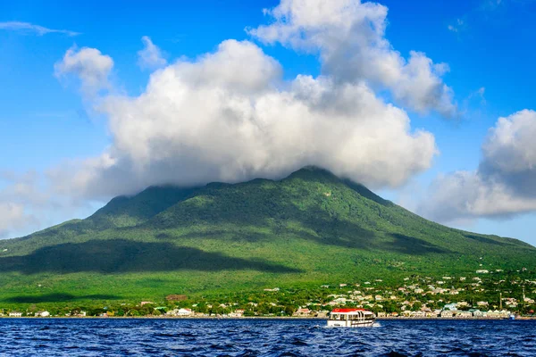 Sopka Nevis — Stock fotografie