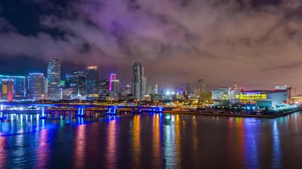 Miami Flórida Eua Skyline Baixa Água Noite — Vídeo de Stock