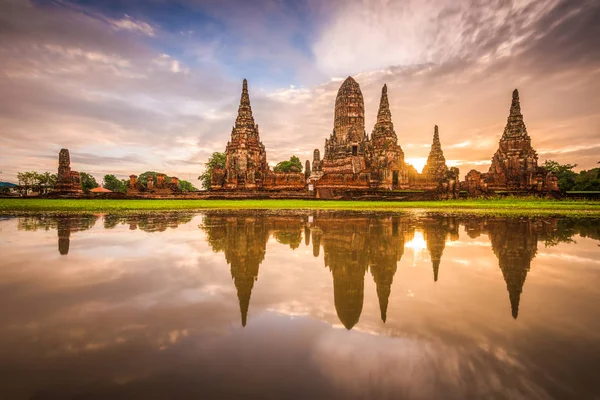 Ayutthaya, Tailandia en Wat Chaiwatthanaram — Foto de Stock