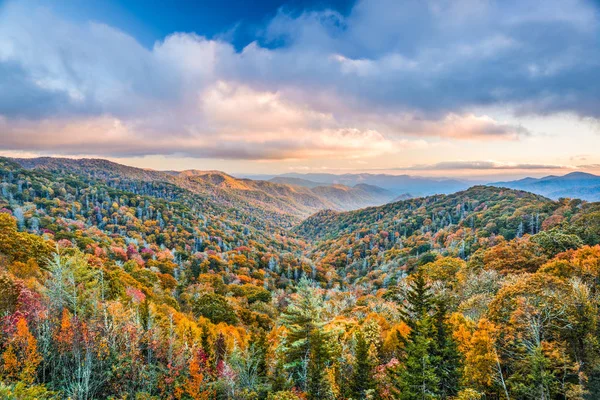 Parque nacional de montanhas fumegantes — Fotografia de Stock