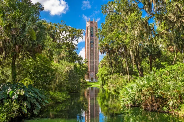 Jardim e Torre — Fotografia de Stock