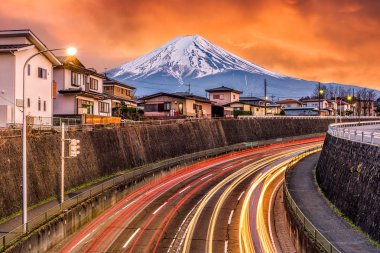 Mt. Fuji, Japonya alacakaranlıkta yollar üzerinde.