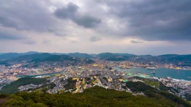 Alacakaranlıkta manzarası Nagasaki, Japonya.