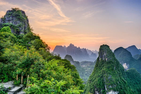 Krasowymi górami w Guilin, Chiny — Zdjęcie stockowe