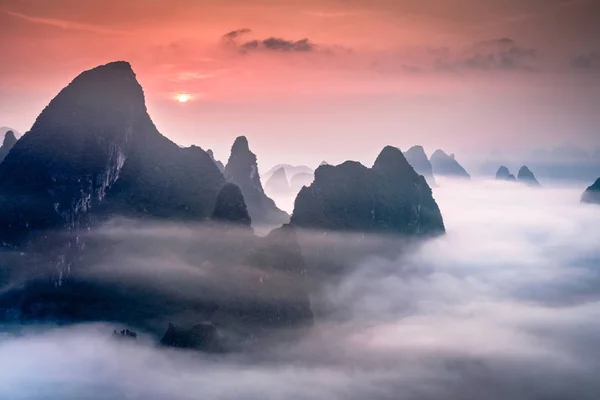 Krasová pohoří v Guilin, Čína — Stock fotografie
