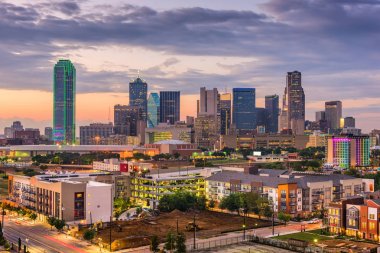 Dallas, Texas, ABD skyline alacakaranlıkta.
