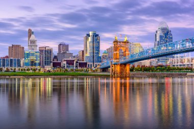 Cincinnati, Ohio, Amerika Birleşik Devletleri şehir manzarası ve alacakaranlıkta Nehri Köprüsü.