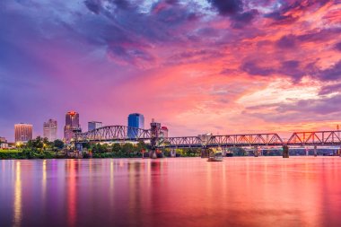 Little Rock, Arkansas, ABD şehir manzarası Arkansas Nehri üzerinde.