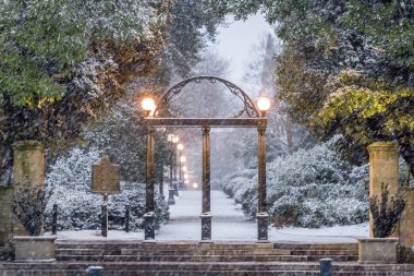 Athens, Georgia, ABD Georgia Üniversitesi Kampüs kemer kışın.