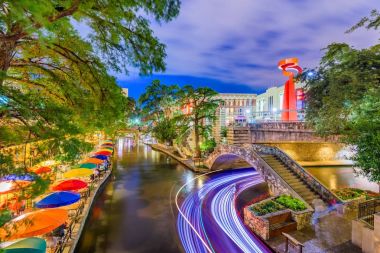 San Antonio, Texas, ABD cityscape nehir yürümek üzerinde.