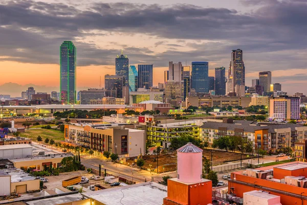 Dallas, Texas, ABD skyline alacakaranlıkta.