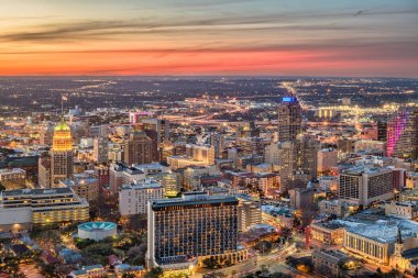 San Antonio, Texas, ABD şehir şehir manzarası alacakaranlıkta.