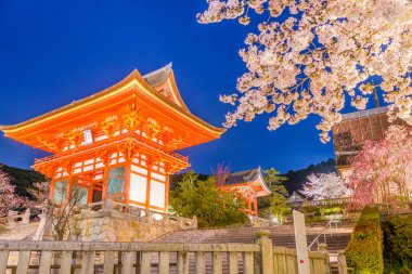 Kyoto, Japonya Kiyomizu-dera tapınaklar, Bahar mevsiminde Niomon kapısı. (okumak işaretler: 