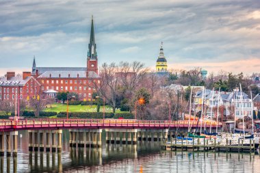 Annapolis, Maryland, ABD devlet House ve Meryem Ana Kilisesi Annapolis liman ve Eastport Köprüsü görüntülendi.