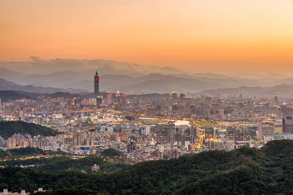 De Skyline van de stad van Taipeh, Taiwan — Stockfoto