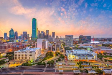 Dallas, Texas, ABD şehir şehir manzarası alacakaranlıkta.