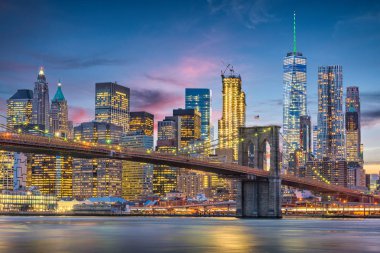 New York City, Amerika Birleşik Devletleri manzarası ile Brooklyn Köprüsü'nün Doğu Nehrinde alacakaranlıkta.