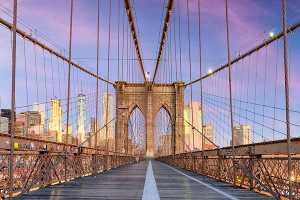 New York New York Brooklyn Bridge Strandpromenaden Mot Manhattans Skyline — Stockfoto