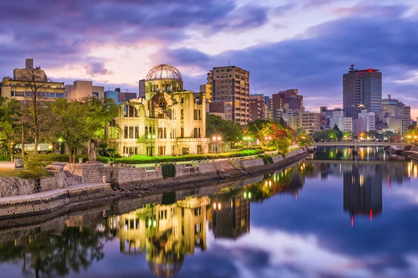 Hiroshima, japan skyline van de stad — Stockfoto