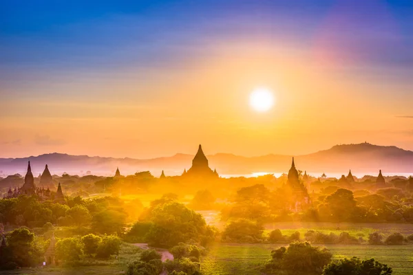 Bagan, Myanmar antika tempel landskap — Stockfoto