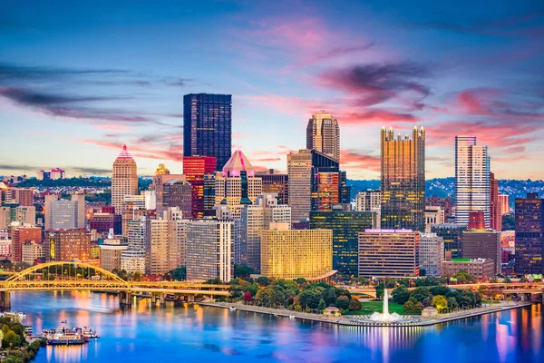 Pittsburgh, Pennsylvania, USA Fluss und Skyline — Stockfoto