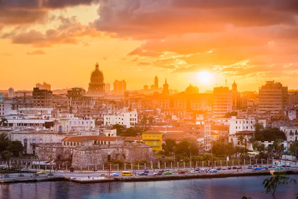 Havana, Cuba skyline centro da cidade . — Fotografia de Stock