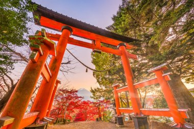 Fujiyoshida, Japonya Arakura Sengen tapınak ve Mt. Fuji sonbahar mevsiminde uzaktan giriş kapısı ile.