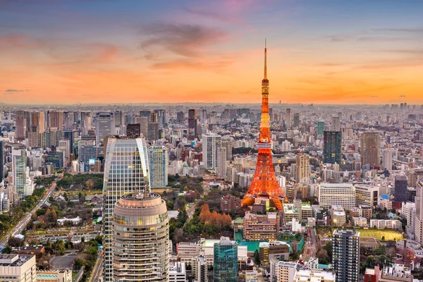 東京都の都市景観と夕暮れ時にタワー — ストック写真