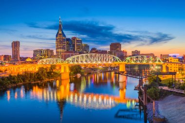 Nashville, Tennessee, ABD şehir şehir manzarası Cumberland Nehri üzerinde.